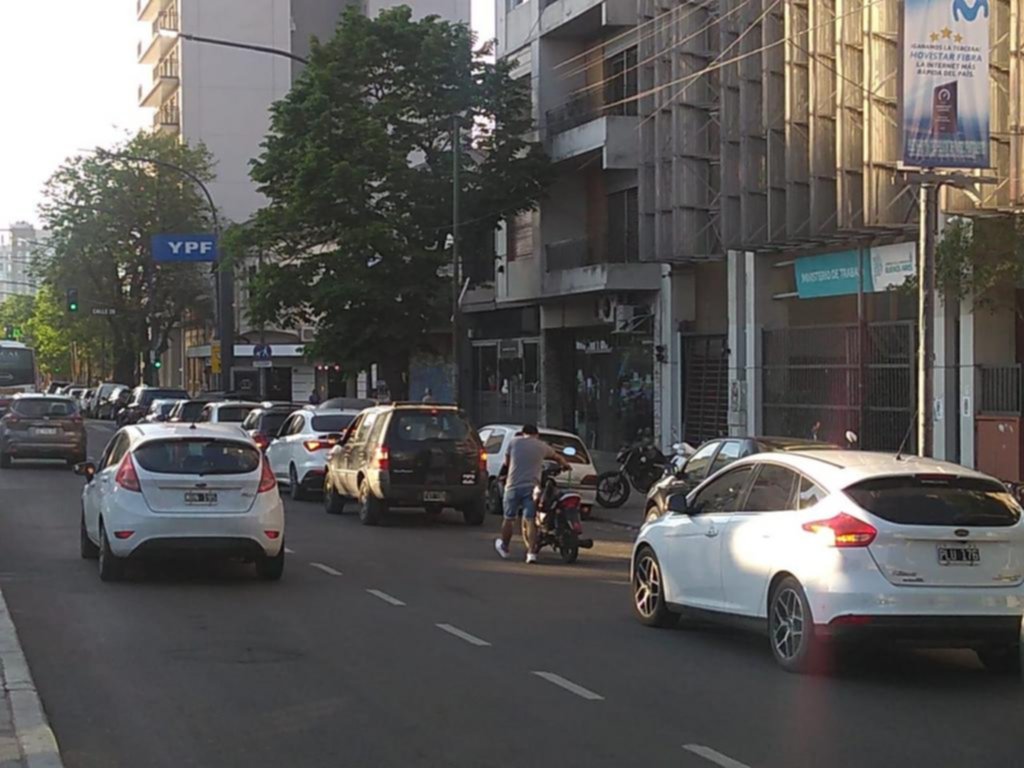 Combustible, poco y con cupo: la escasez también afectó a la Ciudad