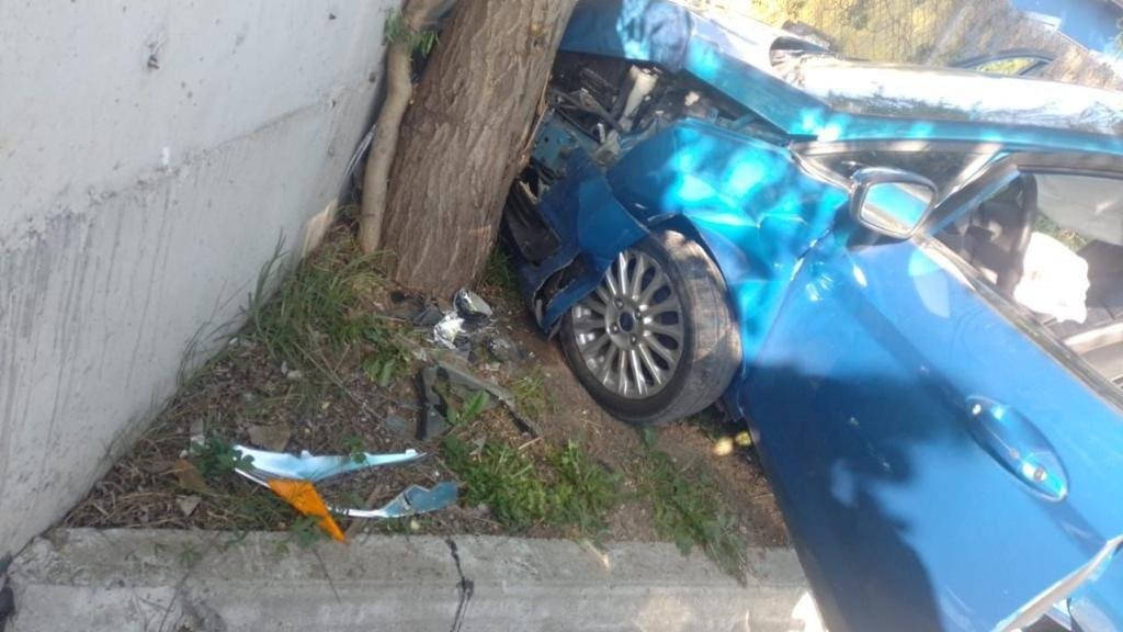 Robó un auto y en plena huida, chocó en 8 y 515