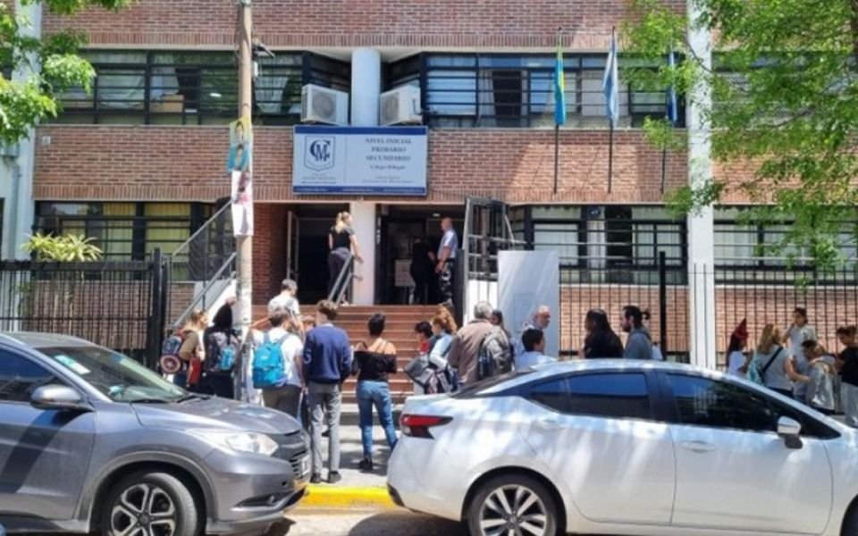 Alumnos desconsolados y padres desesperados detrás del cierre del Mancedo, el tradicional colegio bilingüe de Quilmes