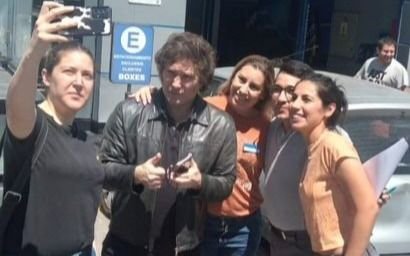 Javier Milei fue cargar nafta: "Escasez o aumento, el modelo de la casta"