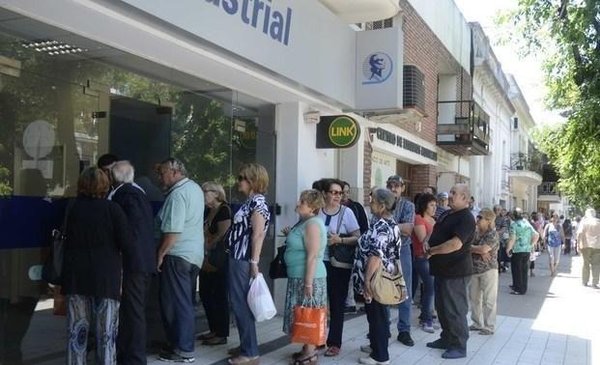 Los bancos piden horario de verano y ya hay polémica