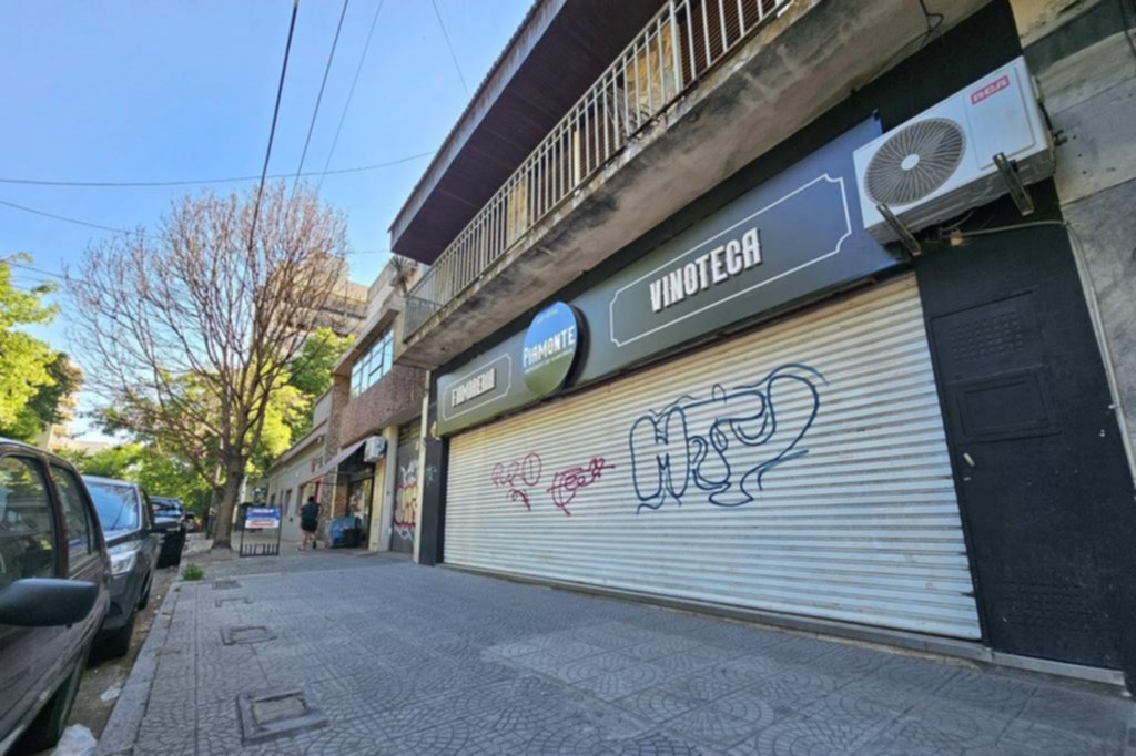 No les alcanzó con la plata y le pidieron las zapatillas