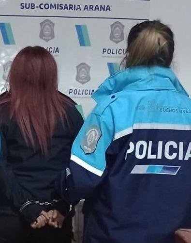 Arrestan a una “polichorra” acusada de “extorsionar” a cambio de dinero -  Policiales