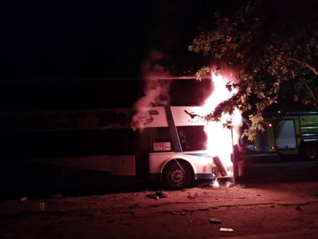 Incendio y tensión en la zona del Bosque