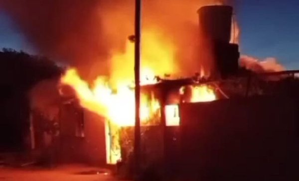 Berisso: un incendio consumió una casa y sembró pánico en el barrio El Carmen