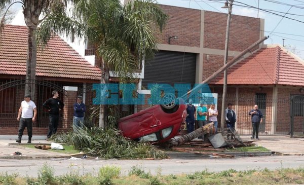 Un auto casi se mete en una casa tras chocar contra una palmera y volcar en La Plata