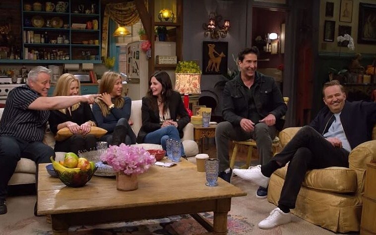 El elenco de "Friends" está "devastado" con la muerte de Matthew Perry: estremecedor hallazgo en su casa