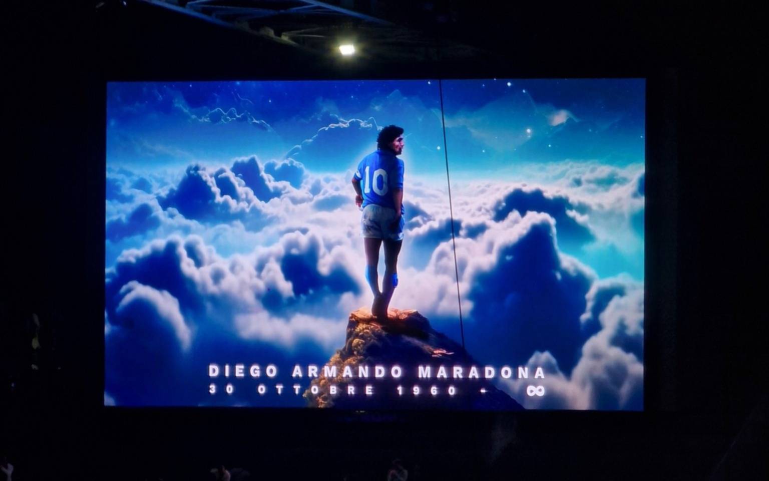 Hinchas del Napoli celebraron en las tribunas el cumpleaños de Diego Maradona tras el empate ante Milán