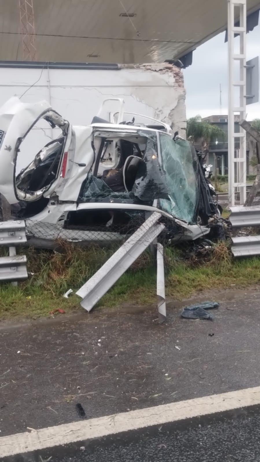 Tragedia en la Autopista del Oeste con tres muertes por un despiste