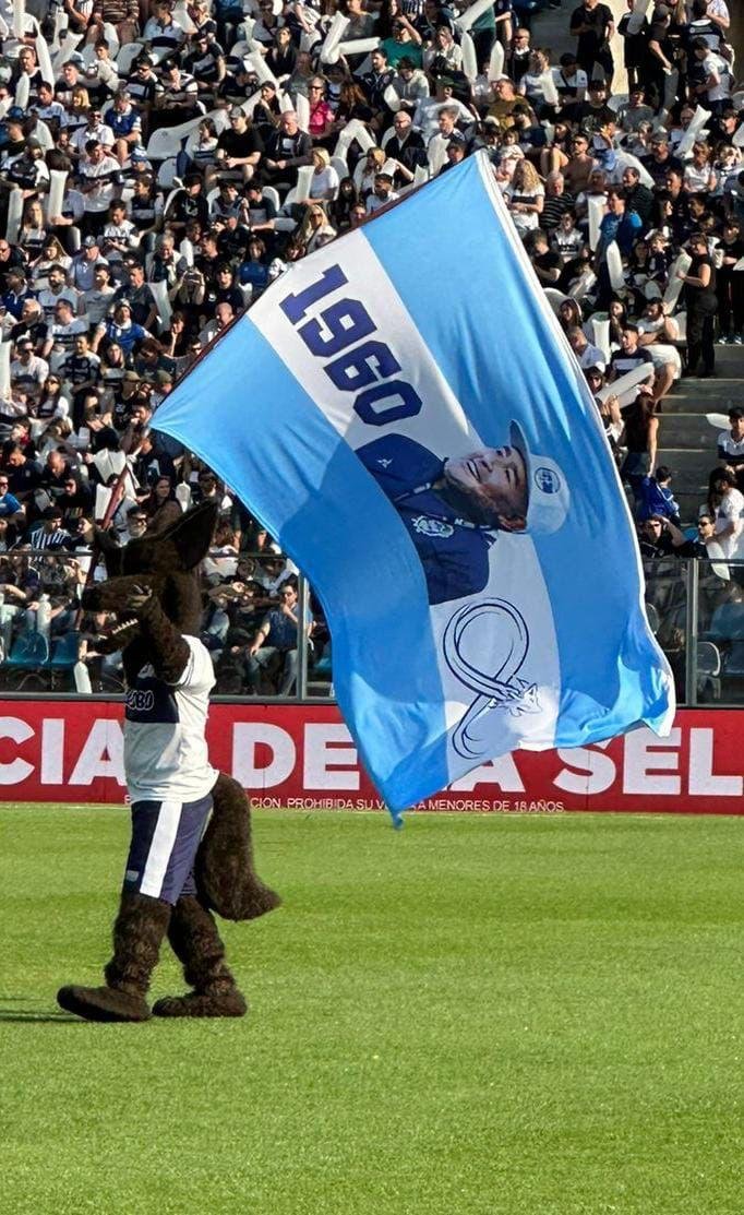 El Bosque no olvidó el cumpleaños de Maradona