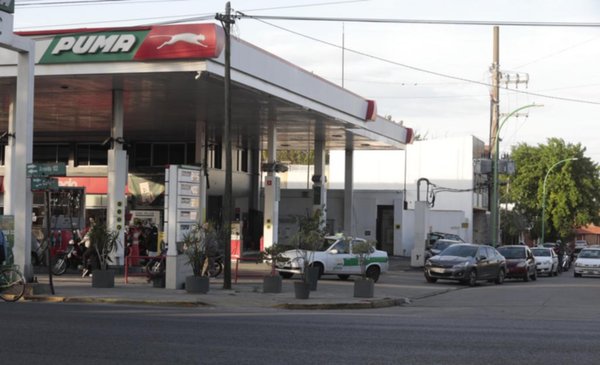 Siguen faltando combustibles en La Plata pero por ahora no afecta al transporte público