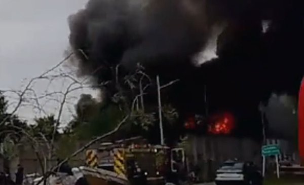 VIDEO. Ardió un deposito de micros a metros de la Autopista La Plata