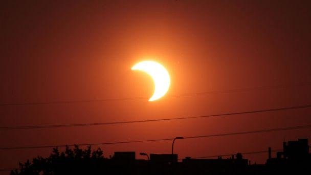 A qué hora y cómo podrá verse mañana el eclipse solar