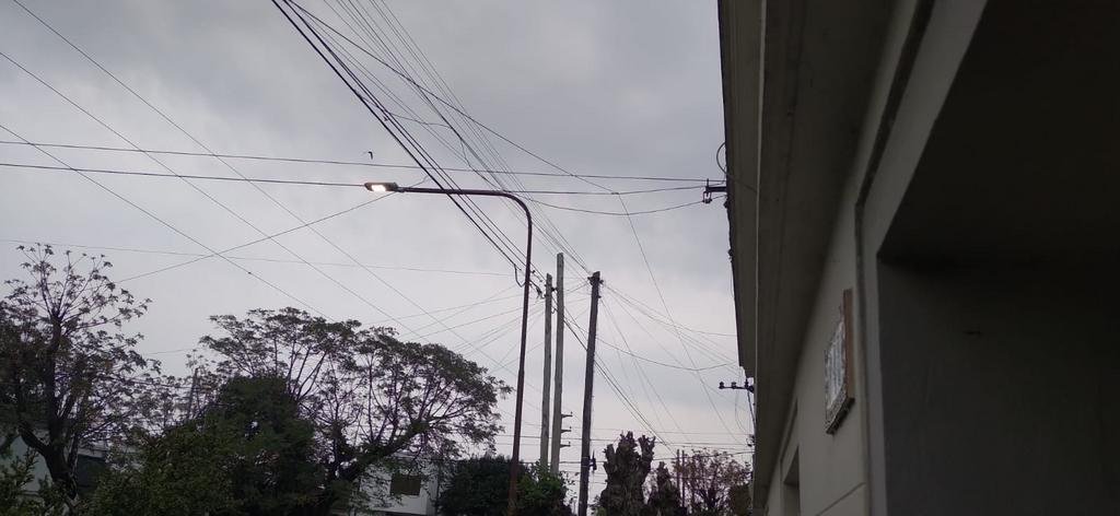 Afirman que una luminaria está encendida todo el día