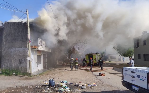 El fuego arrasó con una casa en Los Hornos y una mujer se salvó de milagro