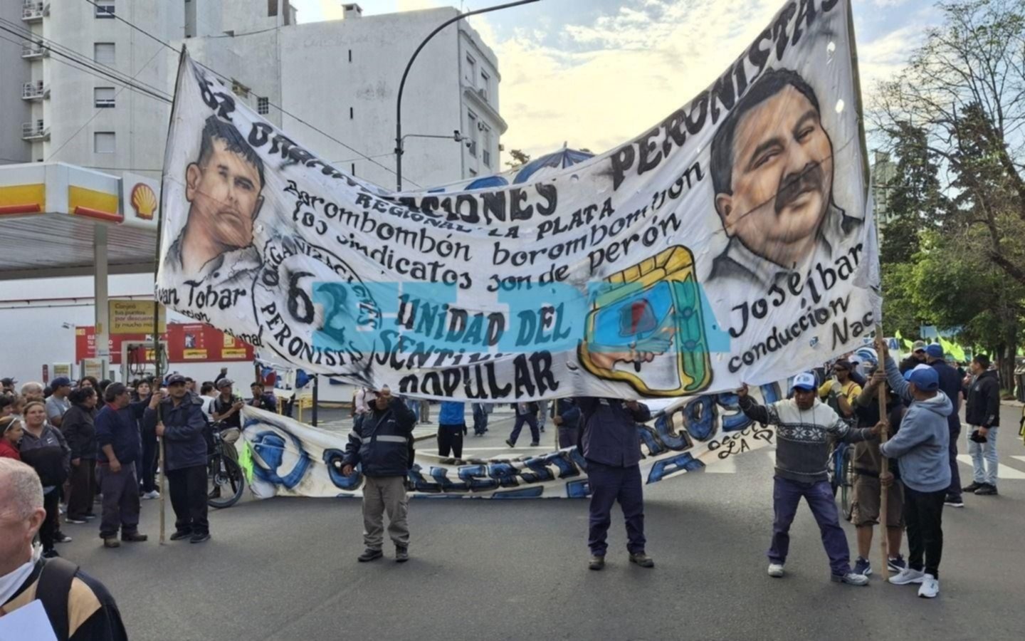 Acto y movilización de la Uocra en 7 y 50: el tránsito fue un caos en el centro