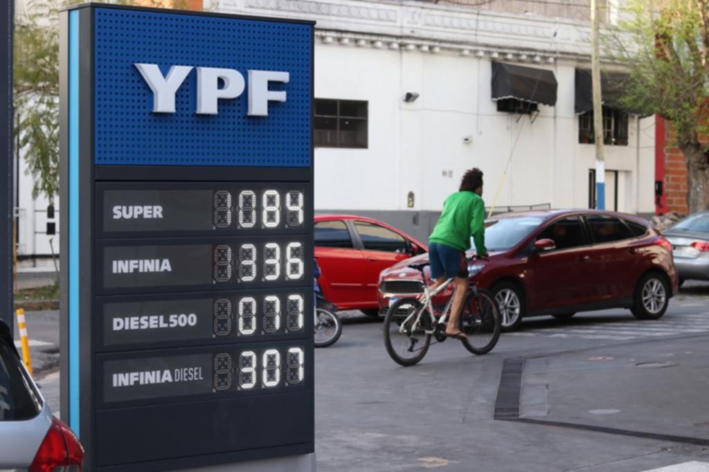 En el sube y baja del combustible, finalmente, cayó 10 pesos el litro