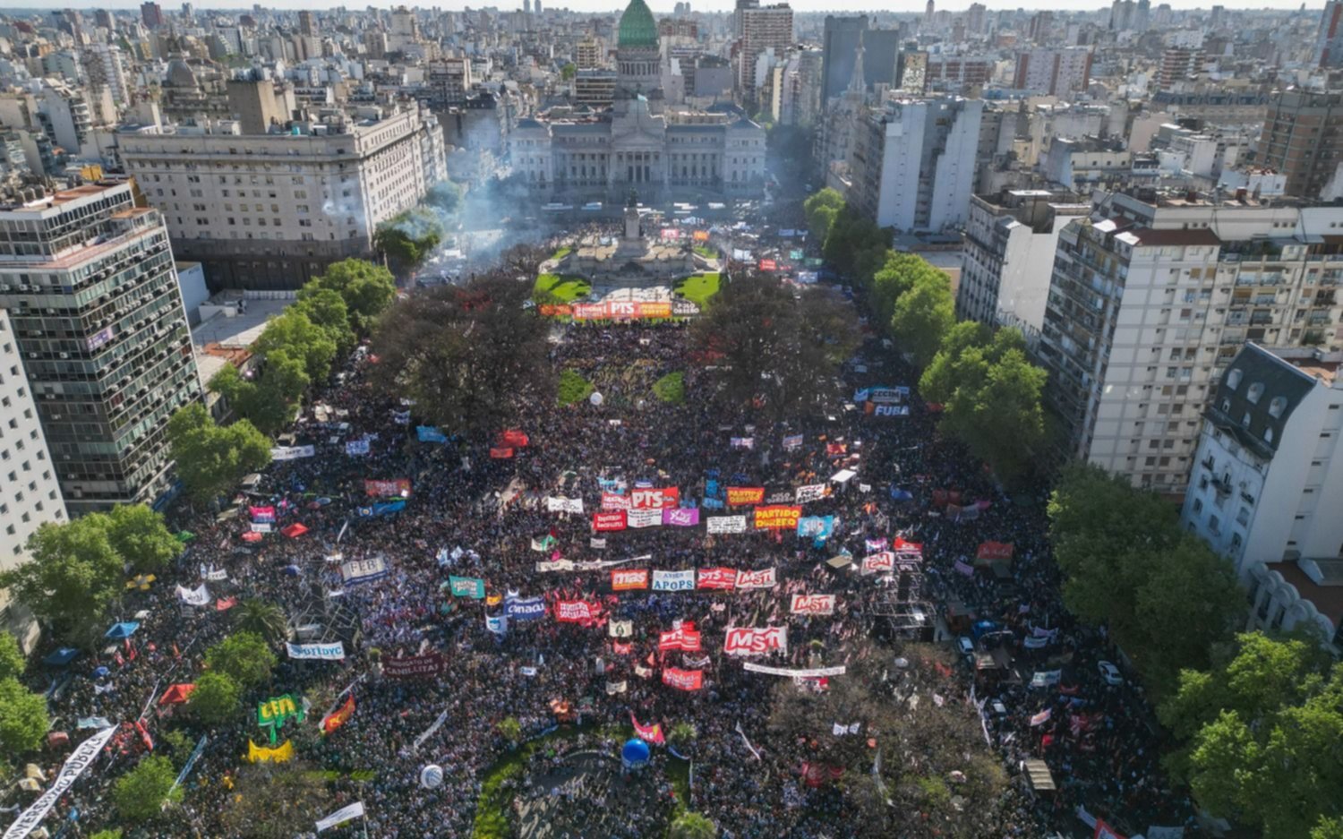 Marcha universitaria: una multitud colmó la plaza del Congreso de la Nación