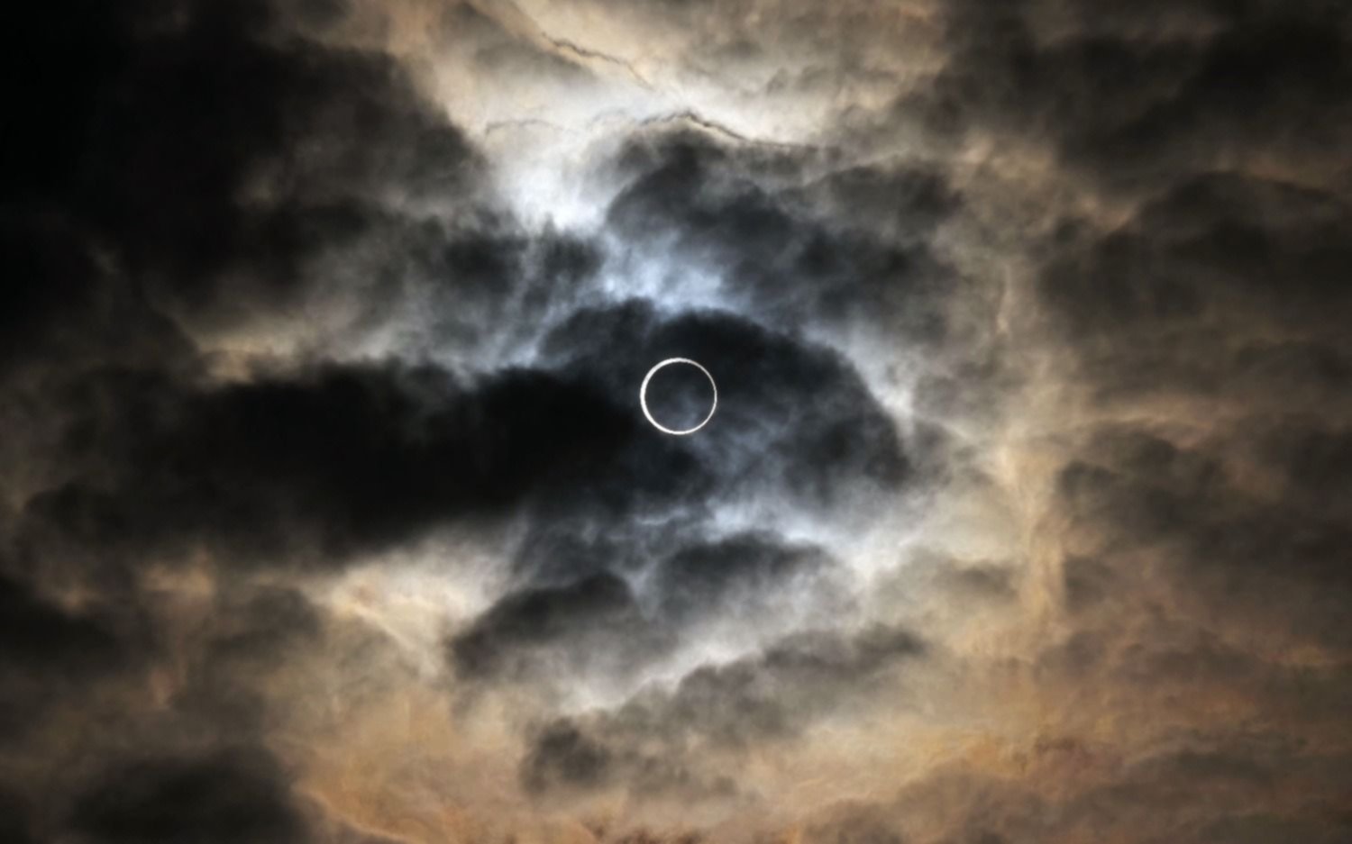 Fotos y video | El eclipse solar, en vivo: el anillo se vio "´perfecto" desde Argentina
