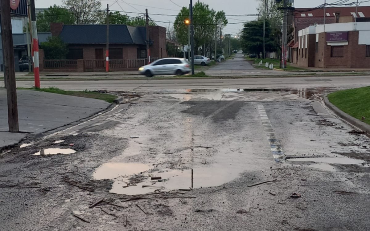 Pérdida de agua y un gran bache a metros de avenida 44