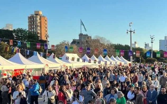 La cultura italiana copa La Plata este domingo: shows, comidas y más en la Plaza Moreno