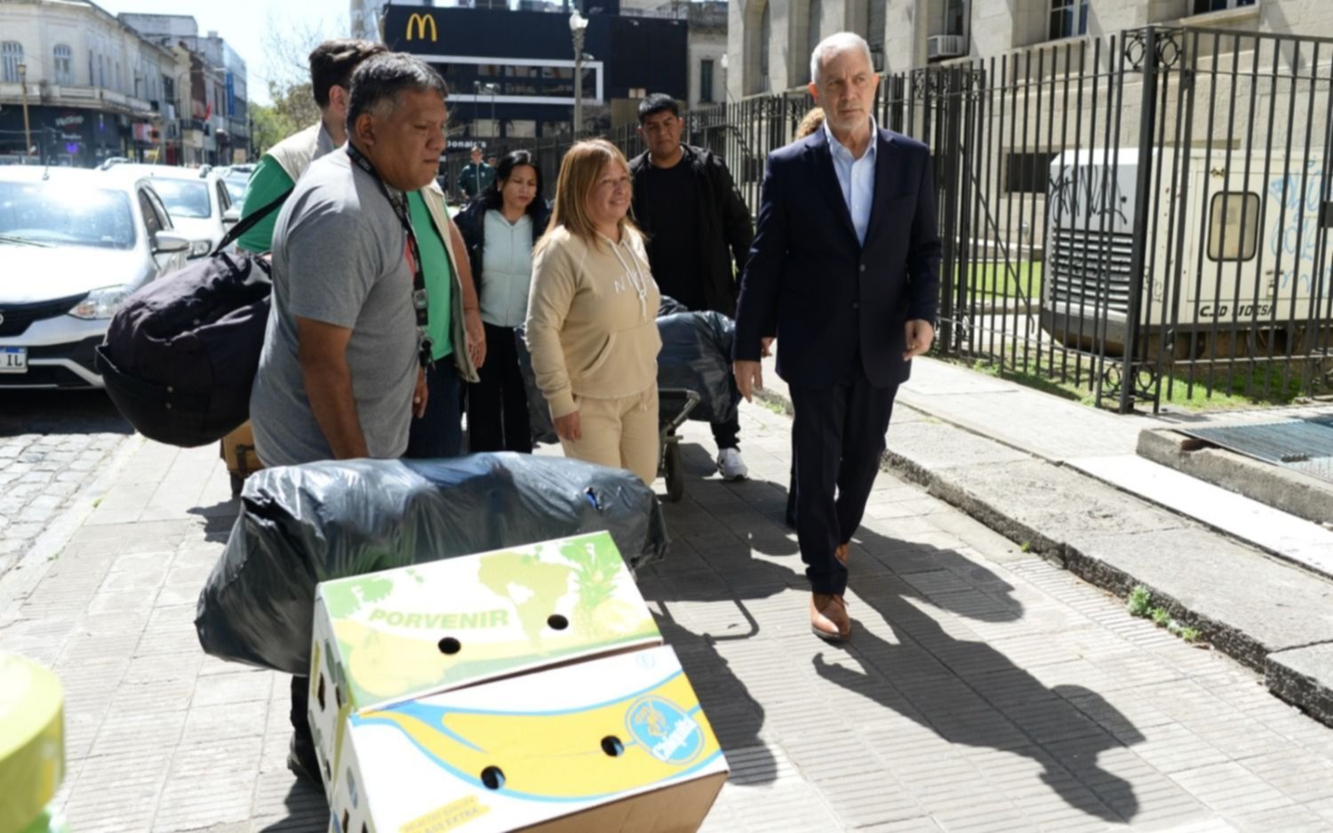 Los vendedores ambulantes siguen levantando los puestos en La Plata: Alak supervisó la relocalización 