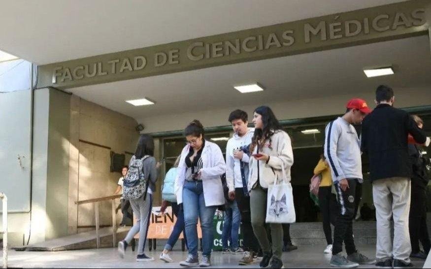 Avanzan con el arancel a extranjeros en las universidades: el caso de Medicina en La Plata