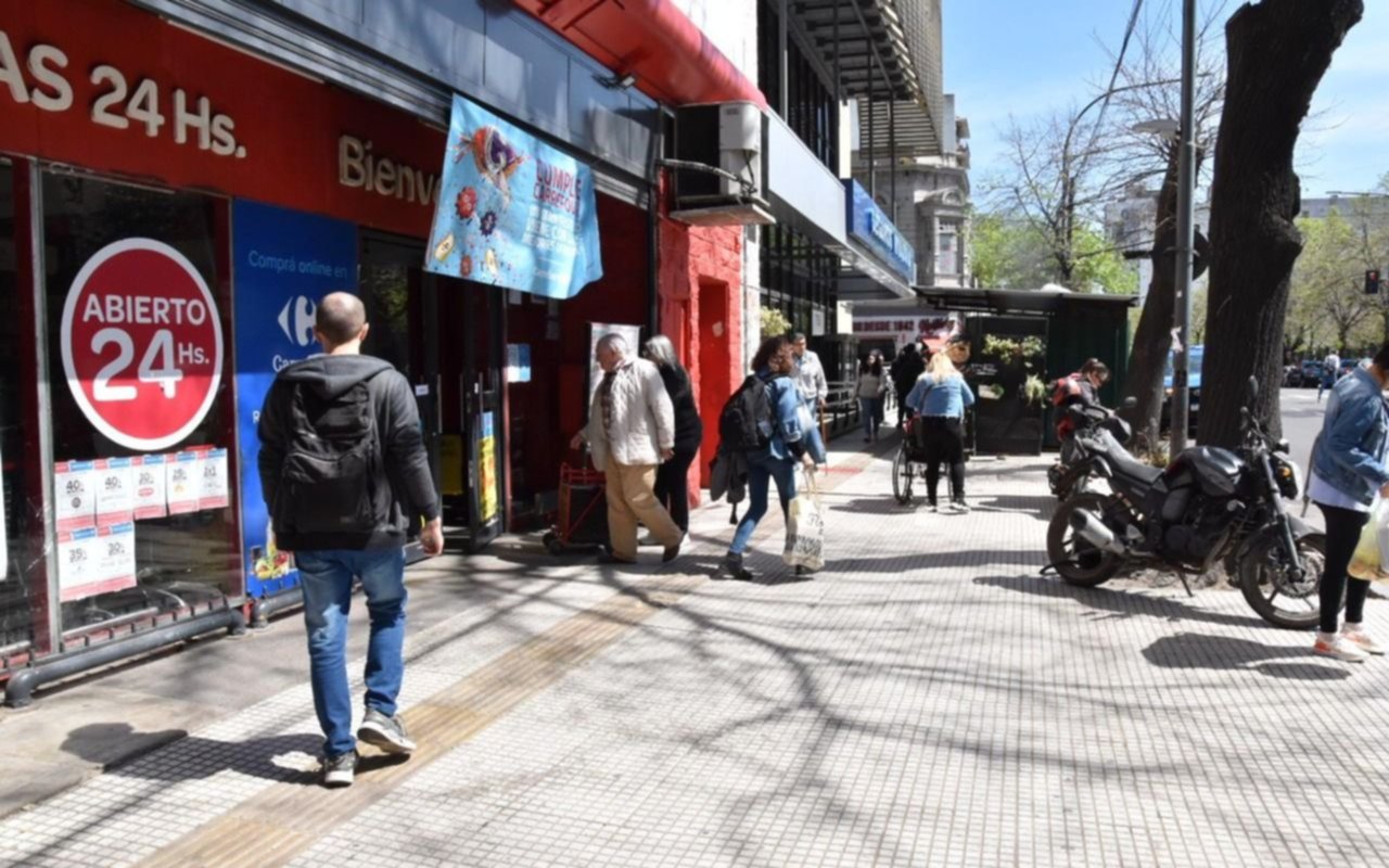 Comerciantes del centro platense celebraron el traslado de vendedores ambulantes