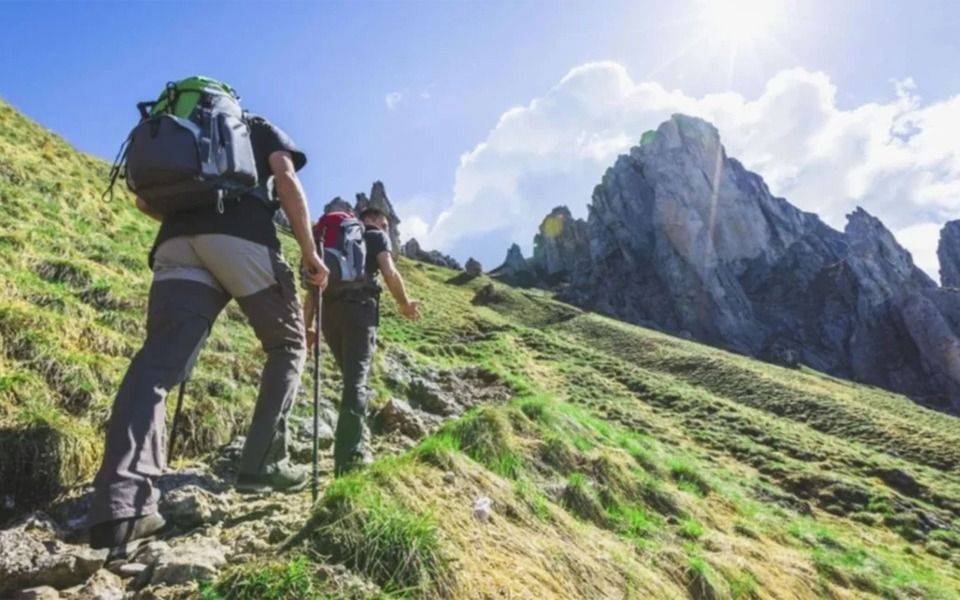 La primavera, el aire libre y las condiciones ideales para el senderismo