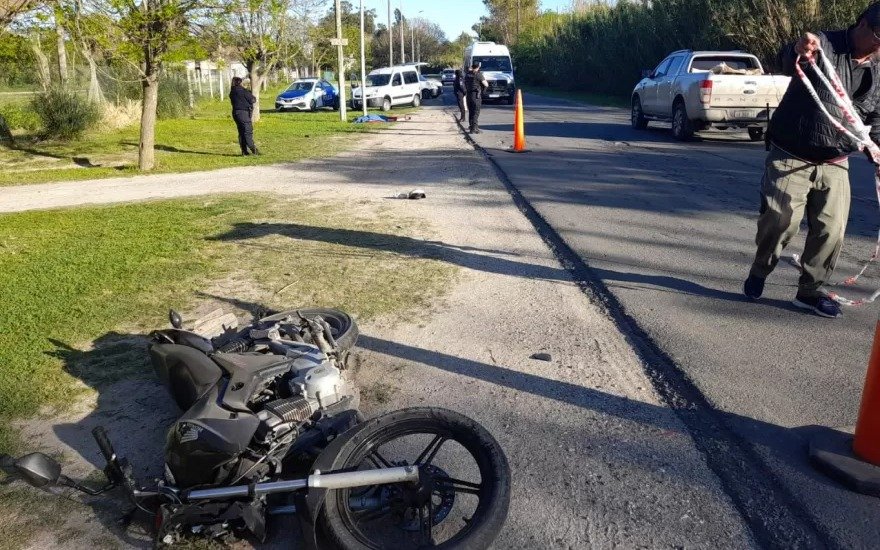 El tránsito de la Región se cobró otra vida:  un joven perdió el control de la moto y se estrelló contra una columna