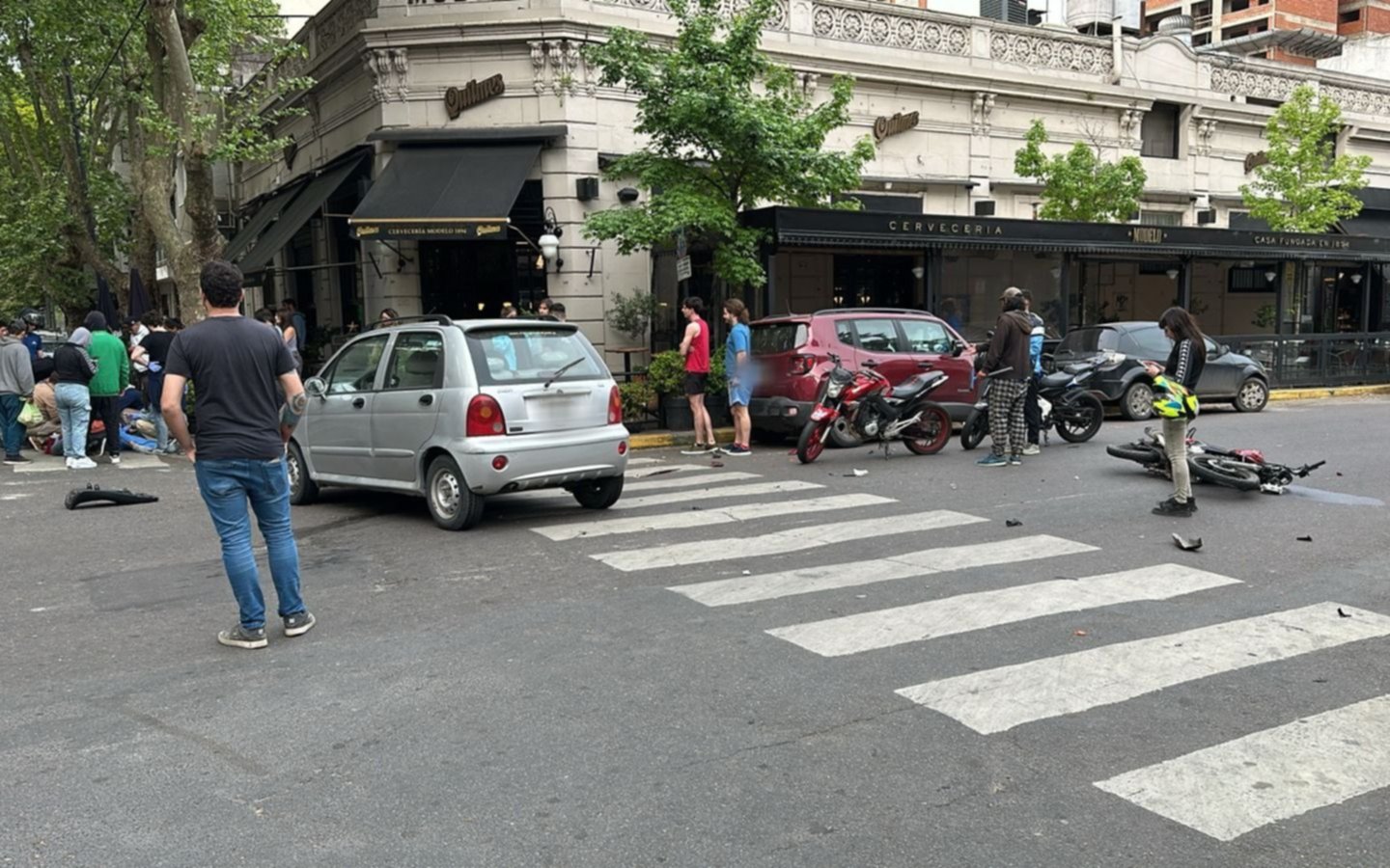 Impresionante choque en pleno centro de La Plata: hay un motociclista herido