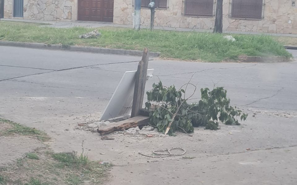 Roban tapas de boca de tormenta en La Plata y dejan "cráteres" que son un peligro