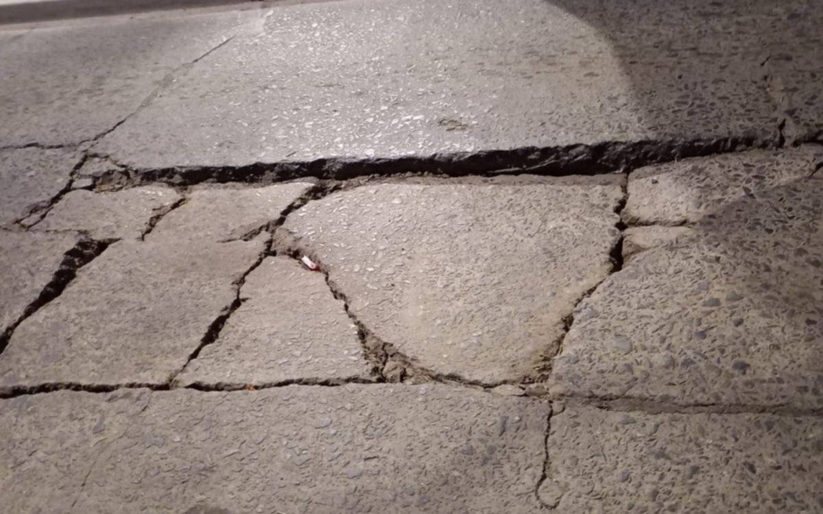 Un cráter que rompe “varios vehículos” en La Plata