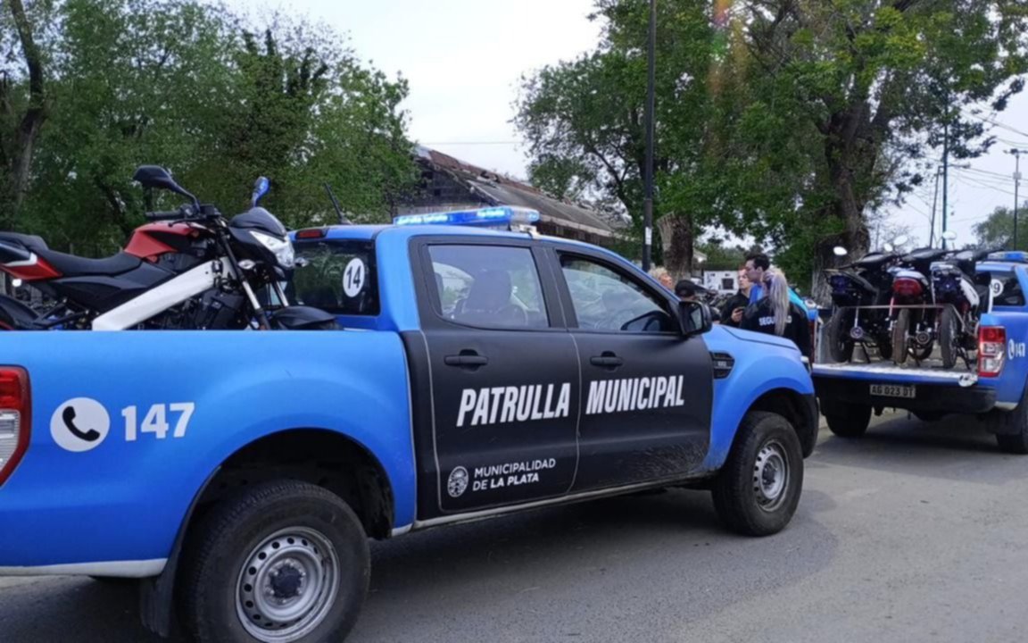 Operativo "relámpago" en el Bosque por el descontrol: secuestran motos que corrían picadas
