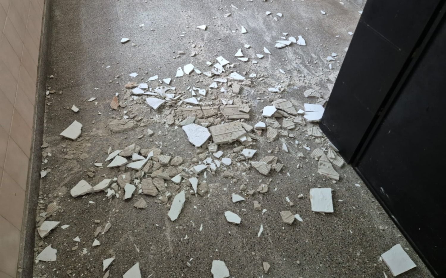 La Plata: se cayó un pedazo de cielorraso en un Centro de Formación
