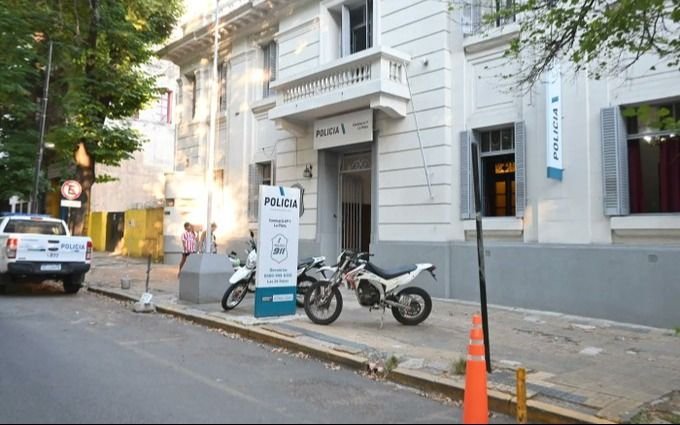 Máxima tensión en el Centro de La Plata: escapó un preso de la Comisaría Primera y lo buscan intensamente