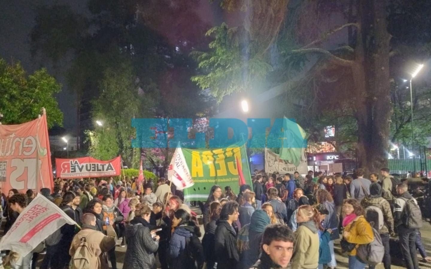 Estudiantes realizan una vigilia en La Plata en la previa de la marcha al Congreso