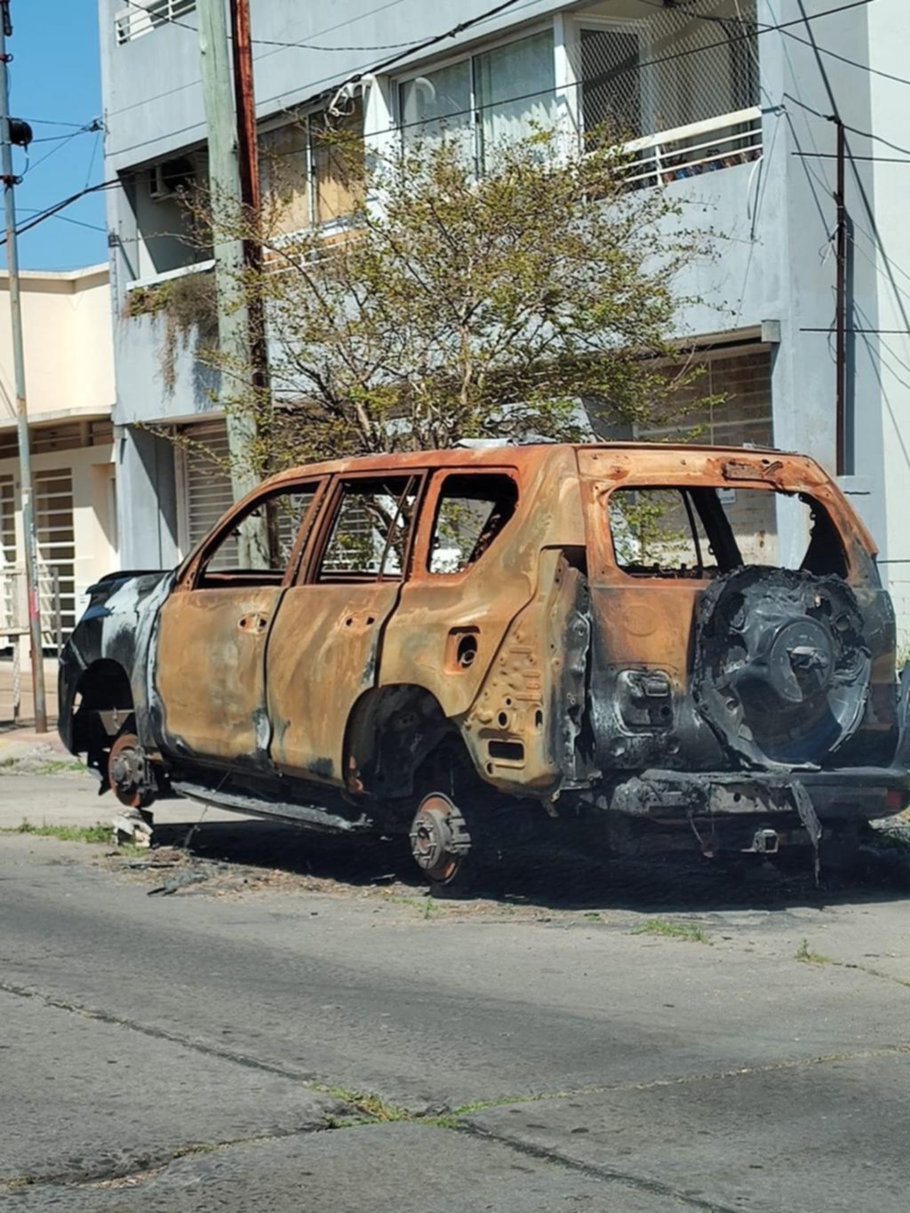 Camioneta incendiada lleva meses de abandono en 26 entre 59 y 60