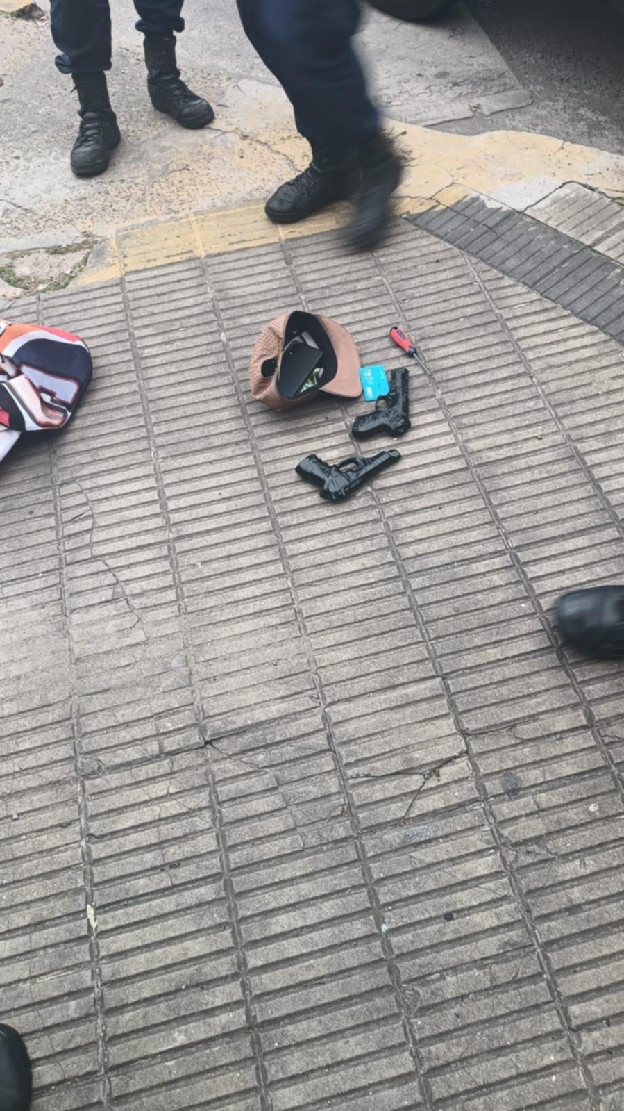 Con pistolas y un destornillador, tres menores atacaron en La Loma