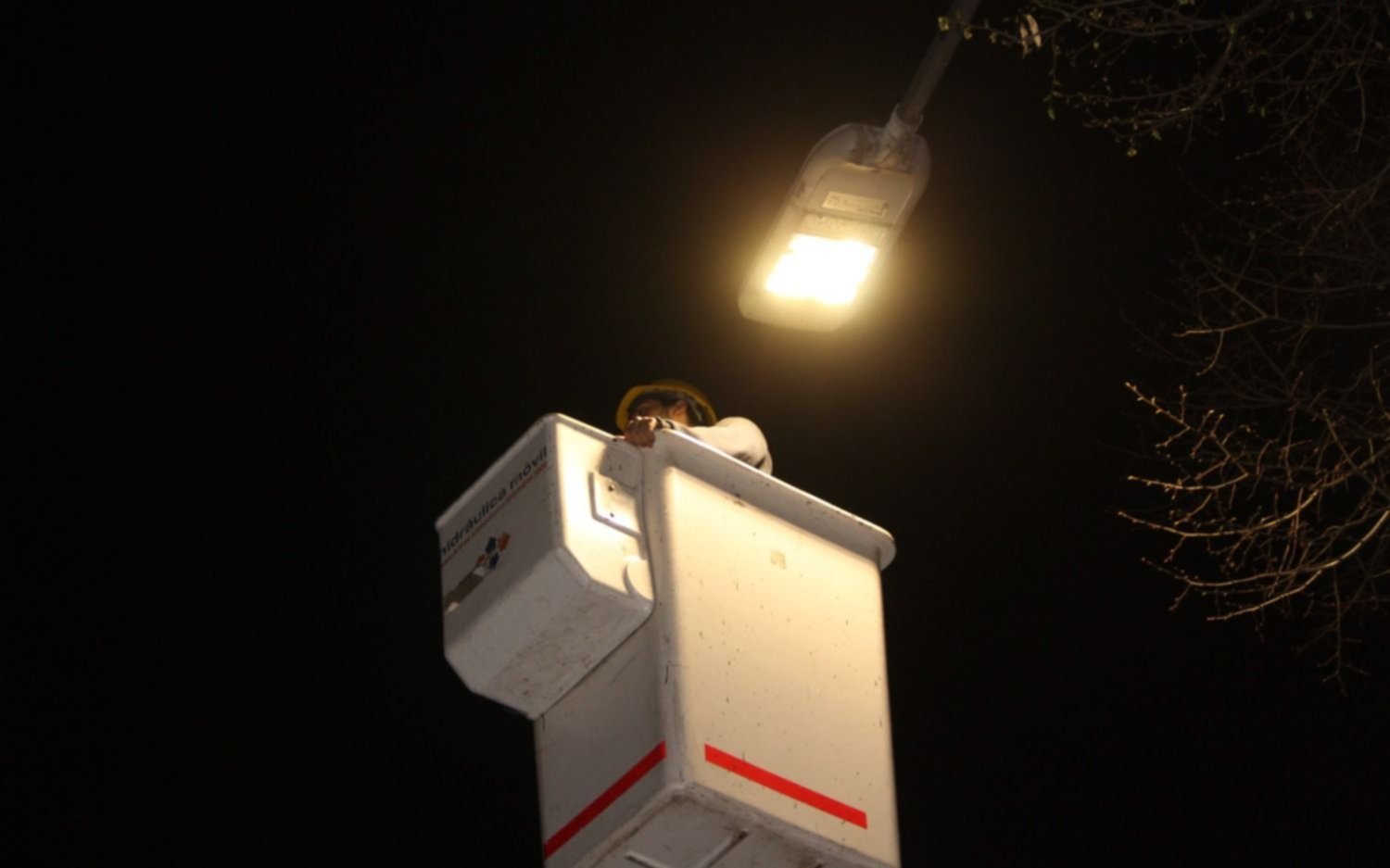 Refuerzan el alumbrado público en La Plata: qué plazas y avenidas suman nuevas luces LED