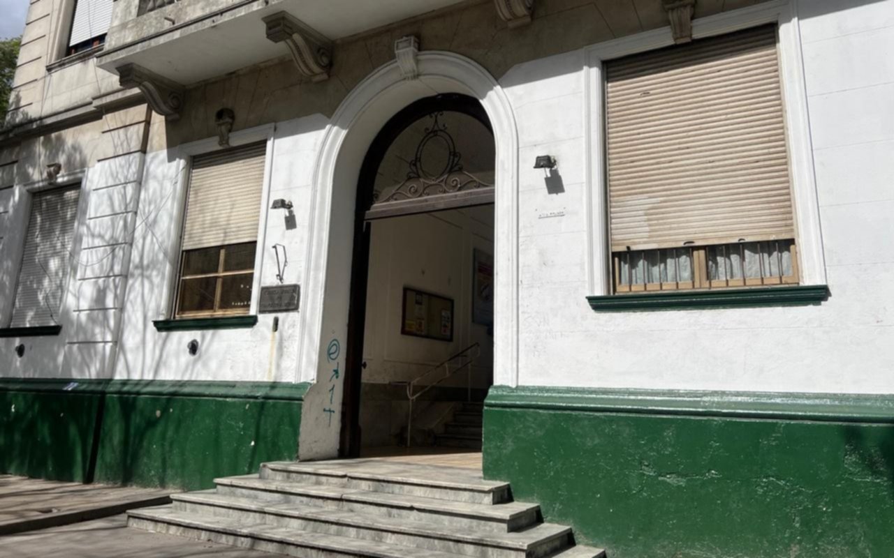 Suspenden las clases en una Primaria y Secundaria de La Plata por un caso de meningitis bacteriana: "Desinfección"
