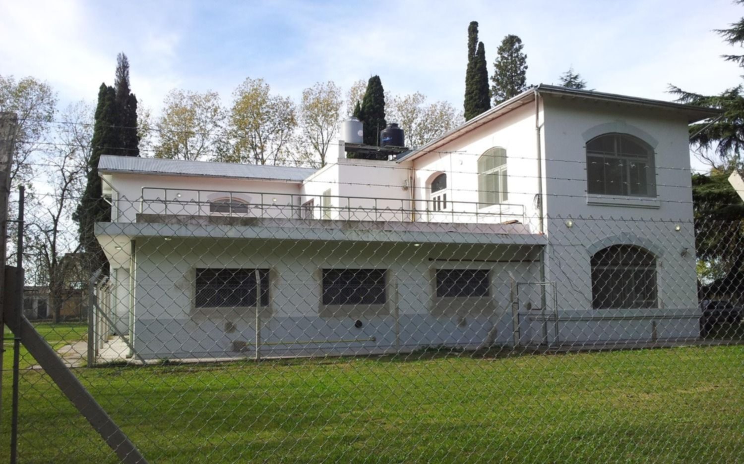 Se fugaron tres peligrosos chicos de un instituto de menores de La Plata: amenazaron con una "faca" a la guardia