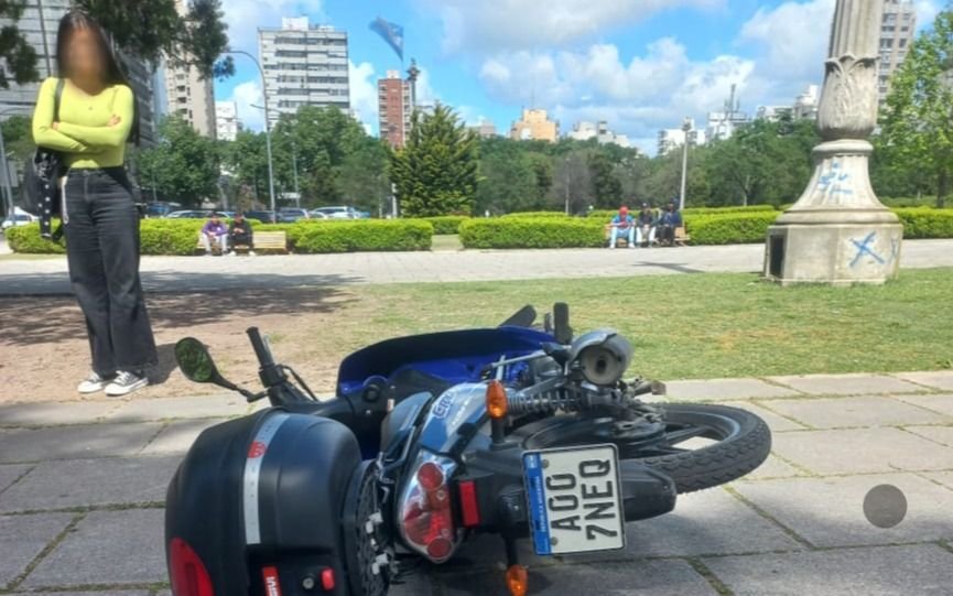 La Plata: un menor robó una moto y en plena fuga la dejó "tirada" en Plaza Moreno
