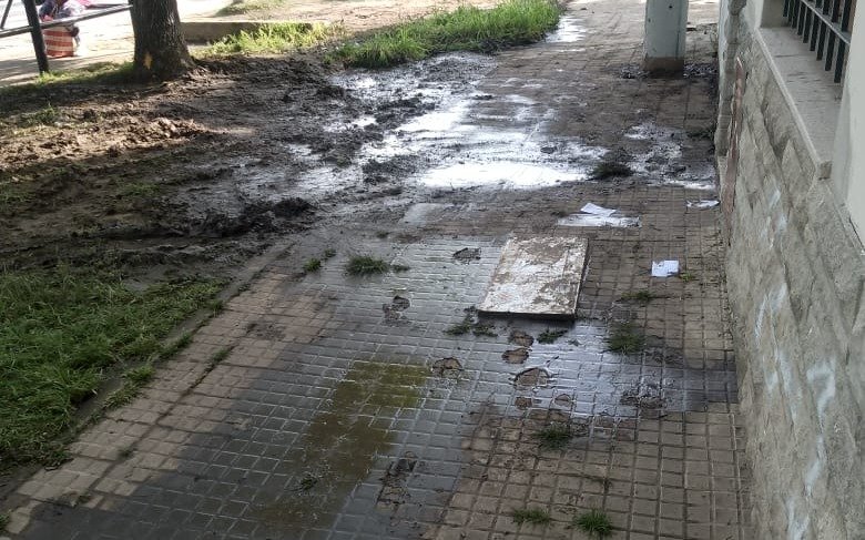 Un arreglo de ABSA dejó una vereda destrozada en el Estadio Único