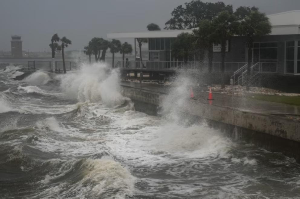 Terror por el huracán: llegó Milton, y arrasaba en Florida