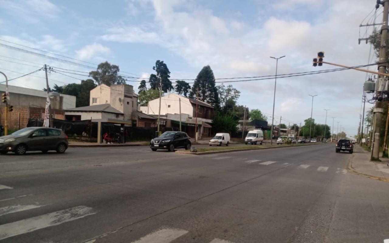 Cuatro semáforos sin funcionar en una avenida transitada de La Plata