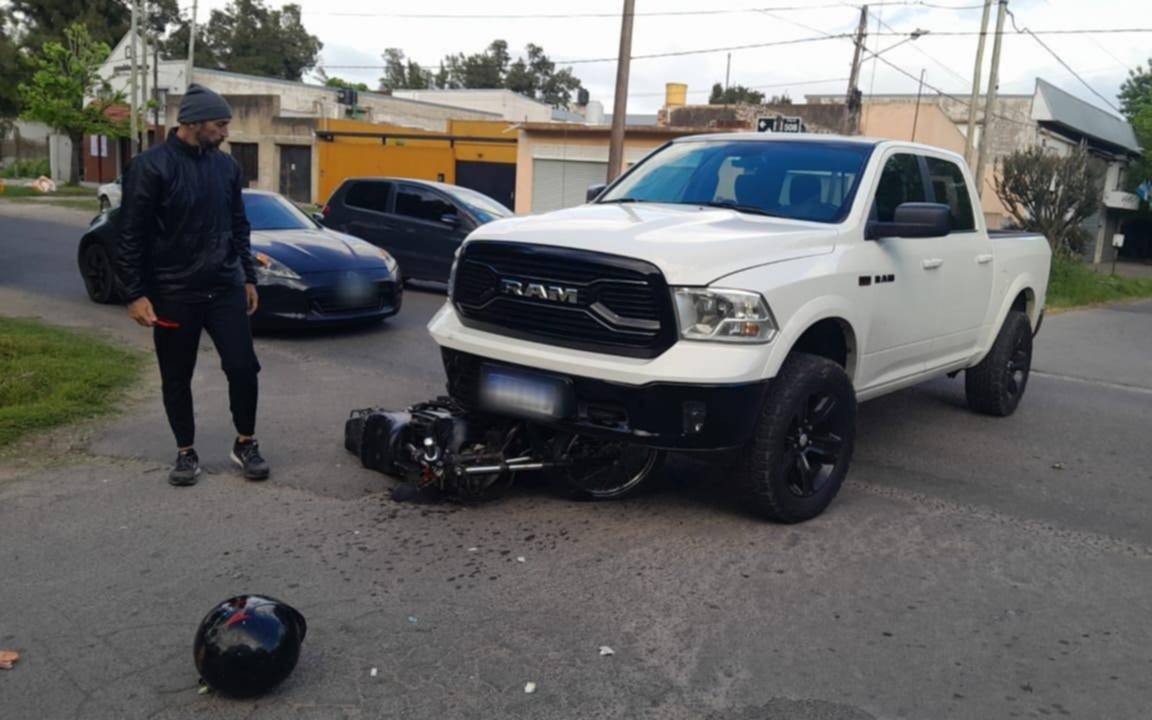 Impactante choque en Gonnet entre una camioneta y una moto: hay un herido