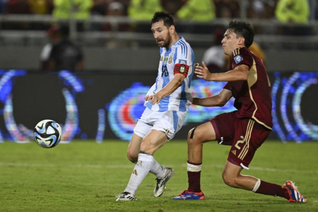 Messi, contra el césped: “Se hizo muy díficil jugar”