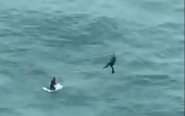 VIDEO. Huracán Milton: así un hombre naufragó arriba de una heladera y fue rescatado en helicóptero