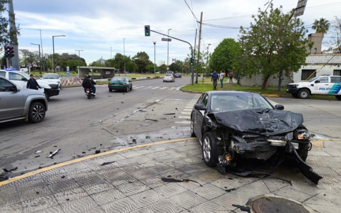 Tremendo accidente en La Plata: tres autos terminaron destrozados en un semáforo de una avenida